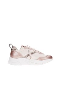Sneakers con un design in materiali misti che presentano una pelle rosa chiaro e dettagli in stampa serpente testurizzata. Suola in gomma bianca con scanalature testurizzate.