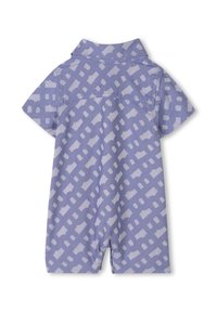 Romper lilla chiaro con un motivo geometrico bianco, maniche corte e colletto. Presenta una tasca posteriore e una texture morbida.