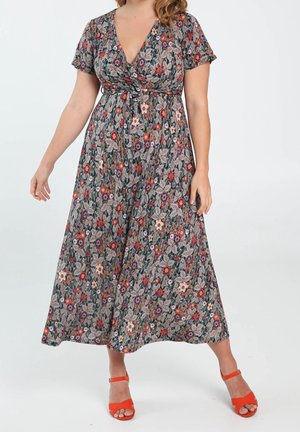 Robe maxi fleurie avec un décolleté en V profond, des manches courtes, une taille nouée et une jupe fluide aux nuances de vert, rouge, rose et violet.