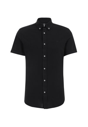 Must tumes varrukatega must särg, mis on valmistatud siledast kangast, sisaldades avatud krae ja valgeid nuppe, ning väikese logo rinnal.