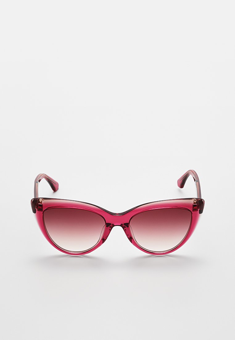 Katze-Augen-Sonnenbrillen in transparentem Magenta mit Verlaufsgläsern, die ein elegantes Design und zarte Akzente an den Scharnieren aufweisen.
