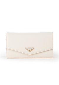 Portafoglio clutch beige con un accento hardware dorato a forma triangolare e logo impresso, caratterizzato da una texture di pelle liscia e elegante e chiusura a pattina.