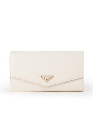 Portafoglio clutch beige con un accento hardware dorato a forma triangolare e logo impresso, caratterizzato da una texture di pelle liscia e elegante e chiusura a pattina.
