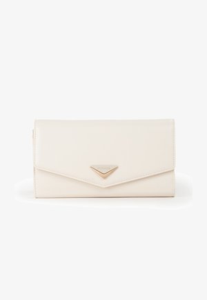 Portafoglio clutch beige con un accento hardware dorato a forma triangolare e logo impresso, caratterizzato da una texture di pelle liscia e elegante e chiusura a pattina.