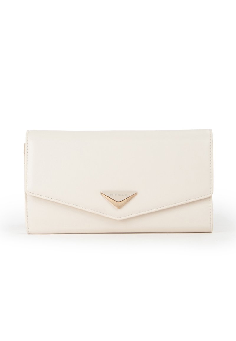 Portafoglio clutch beige con un accento hardware dorato a forma triangolare e logo impresso, caratterizzato da una texture di pelle liscia e elegante e chiusura a pattina.