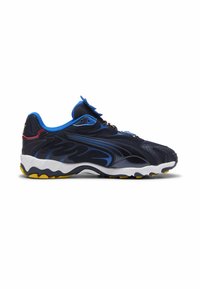Sneaker atletica blu navy con motivi simili a fiamme neri e blu, suola bianca, battistrada giallo, colletto blu e accento rosso sul tallone.