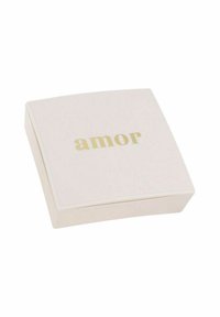 Fyrkantig ljusrosa låda med en slät yta, som har ordet "amor" i guld. Kanterna är något rundade, utan synlig hårdvara.