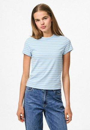 T-shirt rayé bleu clair à manches courtes et col rond, fabriqué en tissu lisse. Associé à un jean bleu taille haute.