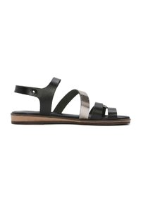 Sandalo in pelle nera e argento metallico con design di cinghie minimaliste, punta aperta e soletta ammortizzata. Suola piatta in gomma con accenti in legno.