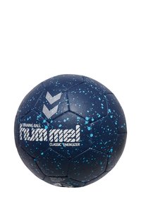 Träningsboll med ett blåspräckligt mönster på en mörkblå yta, med en vit logotyp och chevron-accenter. Texturerat syntetmaterial.