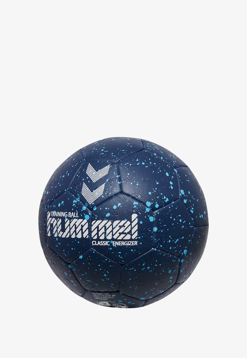 Balle d'entraînement avec un motif bleu marbré sur une surface bleu foncé, présentant un logo blanc et des accents en chevrons. Matériau synthétique texturé.