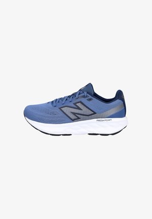Zapatilla de running New Balance azul con suela Fresh Foam blanca y suela exterior negra, parte superior de malla transpirable y cierre con cordones.