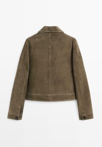 Braune Wildlederjacke mit langen Ärmeln, Rückansicht, mit Kragen und geknöpften Manschetten, flach auf weißem Hintergrund liegend.