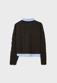 Maglione cable-knit marrone scuro con un design corto, maniche lunghe e un sottile strato blu chiaro che sbuca dall'orlo.