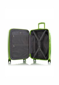 Valigia rigida verde con interni neri. Le caratteristiche includono scomparti con cerniera, cinghie incrociate elastiche e ruote scorrevoli.