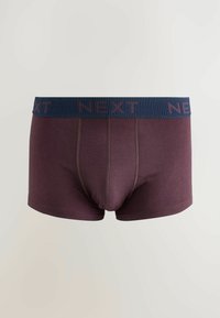 Burgunderfärgade boxerkalsonger av mjukt tyg, med en blå midja som har "NEXT"-logotyp. Tajt passform utan mönster.