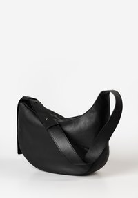 Borsa a spalla nera in pelle con forma curva, ampia tracolla, texture liscia e accenti hardware minimali. Design senza cuciture con finitura opaca.