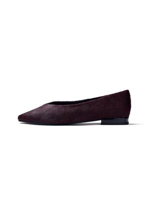 Scarpa bassa marrone scuro con punta a punta e tacco basso, con materiale esterno morbido e strutturato, mostrata di profilo su sfondo bianco.
