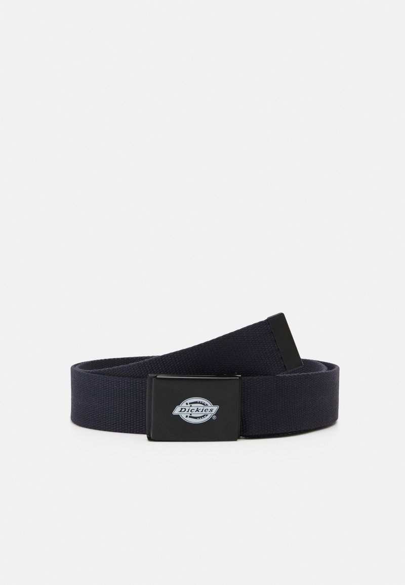 Ceinture en tissu noire avec une boucle en métal noir ornée du logo Dickies en blanc et bleu clair.