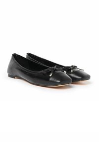 Bailarinas negras con cuerpo texturizado y punta redondeada y suave. Presentan un lazo decorativo con herraje metálico en la parte delantera. Suela plana.