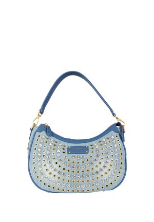 Borsa blu con manico curvo, decorata con file di occhielli dorati e strass trasparenti, e targhetta con il logo "LA CARRIE".