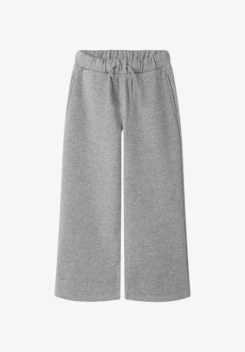 Grijze wijde sweatpants met elastische tailleband en trekkoord, met zijzakken, gepresenteerd op een witte achtergrond.
