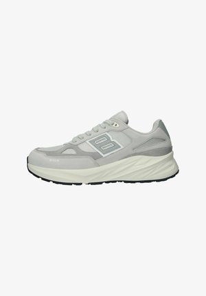 Graue Sport Sneakers aus einer Kombination von Mesh- und Wildledermaterialien. Sie verfügen über ein auffälliges Seitenlogo, eine dicke weiße Zwischensohle und eine strukturierte Sohle.