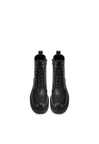 Stivaletti neri con lacci, realizzati in pelle liscia, suola robusta e dettagli in metallo argentato. Presentano un piccolo passante sul retro.