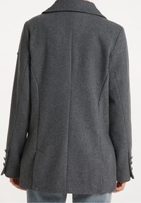 Grå uldblande blazer med skræddersyet pasform, snorede revers, enkelt slids og knappede manchetter. Tekstureret stof med en glat overflade.