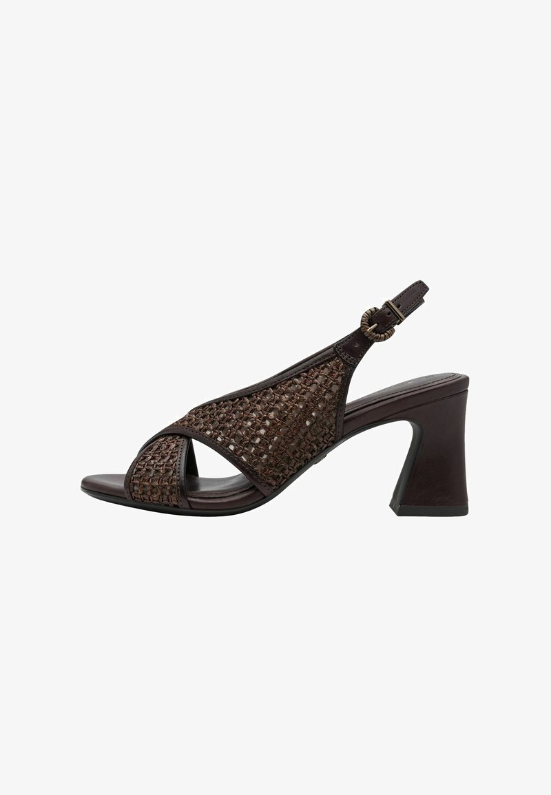 Sandale à talon ouverte marron avec dessus en tissu tissé, découpes latérales courbes, et bride ajustable à la cheville. Dispose d'un talon épais pour le soutien.