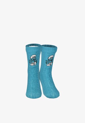 Calzini blu lavorati a maglia con motivi a treccia e con il personaggio di un Puffo che corre ricamato sulla parte anteriore di ciascun calzino.