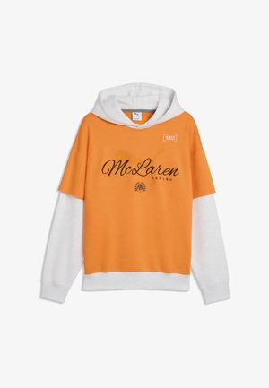 Oranger und weißer Hoodie mit Lagenoptik, mit dem Schriftzug "McLaren Racing" und der Jahreszahl "1963" auf der Brust, ausgestattet mit weißer Kapuze und langen Ärmeln.
