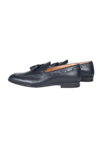 Mocassini in pelle blu navy con una finitura liscia, caratterizzati da nappine decorative e cuciture a contrasto, tacco basso e design a punta arrotondata.