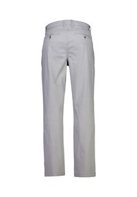 Hellgraue Baumwollhose mit geradem Schnitt, zwei Gesäßtaschen mit Knöpfen und Gürtelschlaufen, sauber verarbeitet.