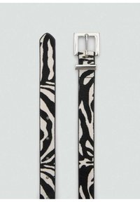 Zebrastreifen-Gürtel mit weicher Textur, der schwarze und cremefarbene Streifen zeigt, mit einer silbernen Metallschnalle und Anpassungslöchern entlang der Länge.