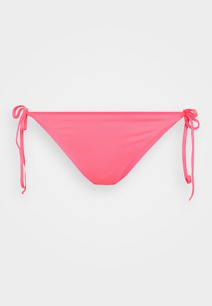 Růžové bikiny s vázáním na bocích, vyrobené z hladkého elastického materiálu. Mají klasický trojúhelníkový tvar a minimalizovaný design pokrytí.