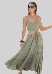 Olivengrünes Maxikleid mit Spaghettiträgern, enganliegendem Oberteil und fließendem Rock. Es hat einen beigen Bindegürtel und ein geschichtetes Design.