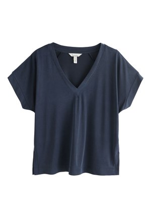 Granatowy T-shirt z krótkim rękawem, dekoltem w serek, luźnym krojem, prostym dołem i przeszyciami na białym tle.