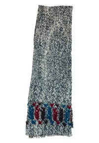 Écharpe tricotée en motif chevrons bleu et blanc, dotée d'une bordure décorative avec des accents rouges et bleus en bas.