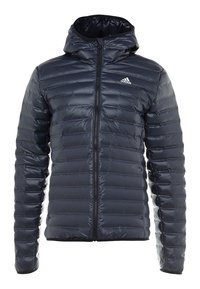 Mörkblå pufferjacka med huva, med horisontellt quiltade sektioner, en dragkedja fram och en liten vit logotyp på bröstet.