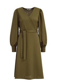 Olivgrön omvikningsklänning i texturerad tyg, med långa puffiga ärmar och ett matchande bälte i midjan. Har en djup V-ringning.