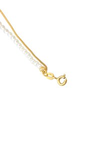 Collier en chaîne dorée orné de perles blanches, avec une texture lisse et un fermoir à bascule. Le design est élégant et minimaliste.