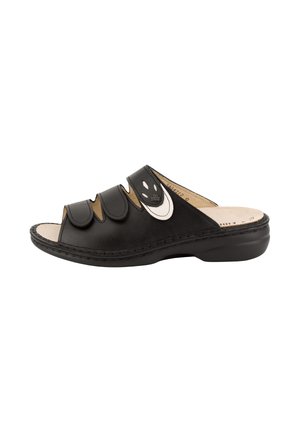 Schwarze offene Zehen-Slip-On-Sandale mit drei verstellbaren Riemen und gepolsterter Sohle, entwickelt für Komfort und einfaches Tragen.