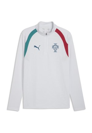 Veste de sport blanche à manches longues avec fermeture éclair au quart, bandes vertes et rouges sur les épaules, logo Puma sur la gauche et écusson de football portugais sur la poitrine droite.