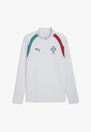 Witte sportjas met lange mouwen en kwartritssluiting, groene en rode schouderstrepen, Puma-logo links en het Portugese voetbalwapen op de rechterborst.