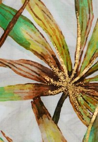 Bloemrijke stof met groene en bruine bladeren op een witte achtergrond, met metallic gouden accenten en een gladde textuur.