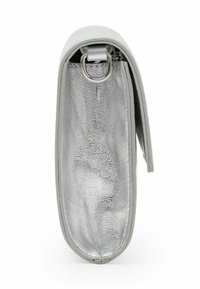 Grau lederne Tasche mit metallisch silberner Oberfläche, runder Form, einer oberen Klappe und einem silbernen Ringbeschlag. Sichtbares strukturiertes Innenfutter.