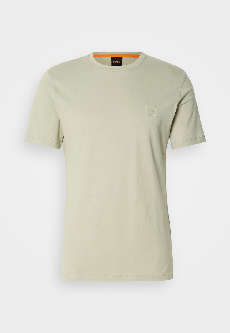 T-shirt vert clair à manches courtes en coton. Présente un petit logo carré sur la poitrine et un accent orange au niveau du col.