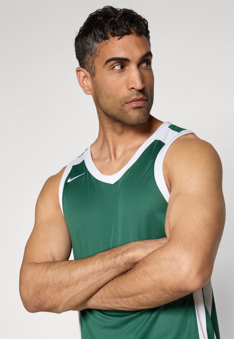 Groene basketbalshirt met witte afwerkingen, gemaakt van ademend materiaal, met een V-halsontwerp en logo op de borst.