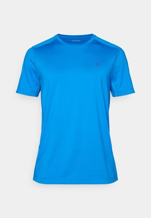 Sinine lühikeste varrukatega spordipoliis tahtest valmistatud siledast kangast. Omab ümmargust kaelust ja väikest logo rinnaosal. Puhtad jooned, ilma mustriteta.